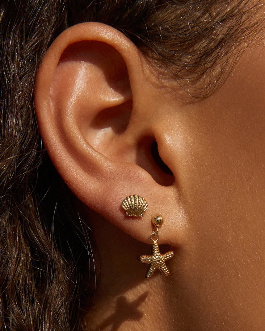 SHELLI GOLD STUDS